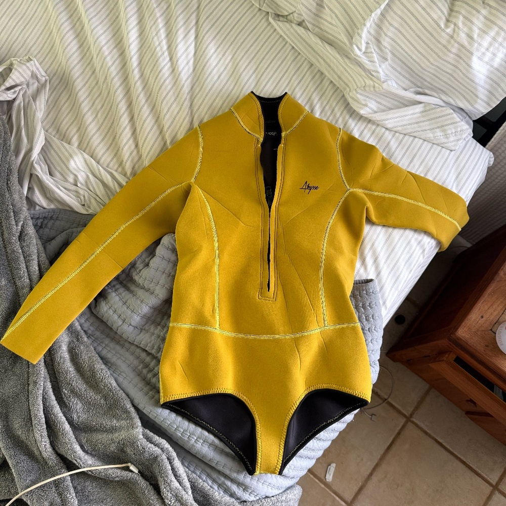 Abysse Wetsuit Medium - great condition :)